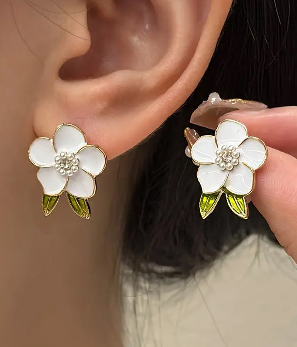 White Epoxy Flower Earring w/ Faux Pearls